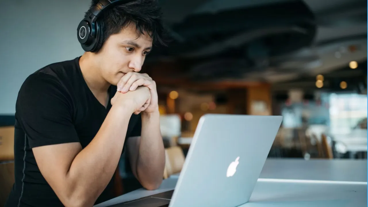 چرا پردازش Siri در macOS 27 حتی پس از خاموش شدن همچنان فعال می‌ماند؟