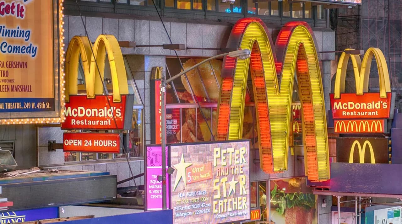 سرمایه‌گذاری ۸٫۵ میلیارد دلاری McDonald's برای استقرار هوش مصنوعی در درایو-ترو و نوسازی شعب