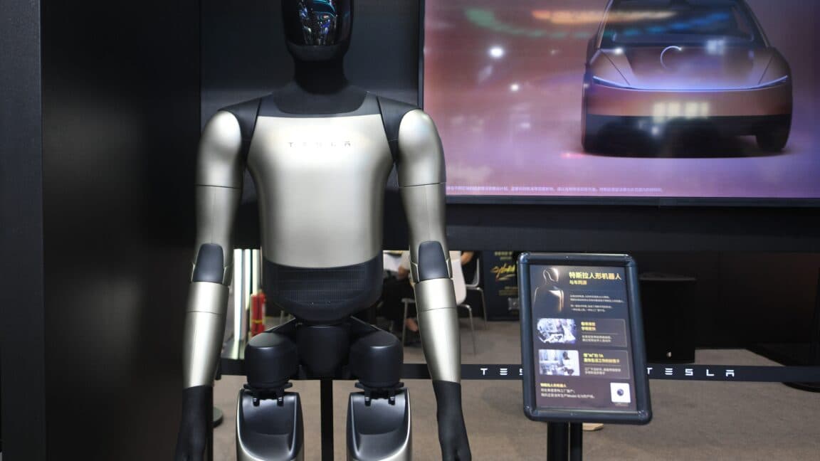 مقاومت کارگران Tesla دربرابر آموزش ربات انسان‌نمای Optimus؛ رؤیای بزرگ ایلان ماسک با چالش روبه‌رو شد